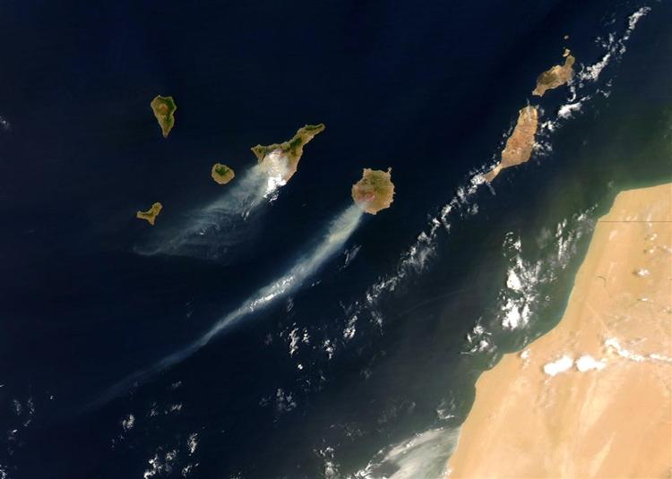 På dette satellitbillede kan man se røgen fra Tenerife, til venstre i midten, og Gran Canaria, til højre i midten. 