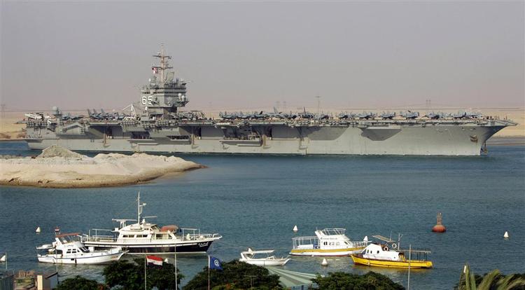 Det amerikanske hangarskib Enterprise på vej gennem Suez-kanalen. 