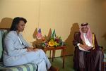 Den amerikanske udenrigsminister Condoleezza Rice opfordrer til mere dialog mellem Israel og Palæstina. 