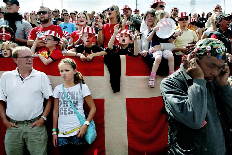 Da danske tilskuere så deres hold trabe til et mere effektivt Skotland. Tilskuerne forsøget at holde humøret oppe, men et tandløst dansk mandskab fik også de dansk fans til at dæmpe sig. Skotland vandt kampen 7-4 