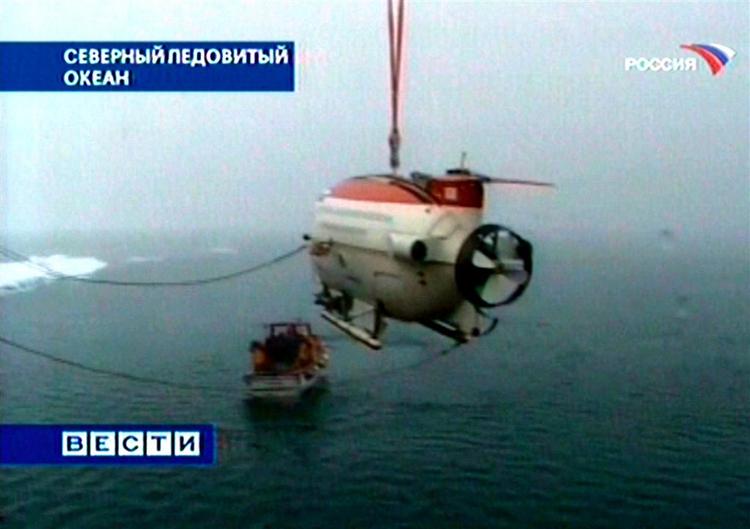 En af de russiske mini-ubåde sænkes i vandet fra forskningsskibet Akademik Fyodorov. 