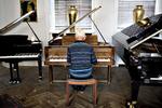 Bent Fabricius-Bjerre i sin favoritforretning, Bach Klaver &amp; Flygler, hvor flyglerne er bedre end det, han har derhjemme. 