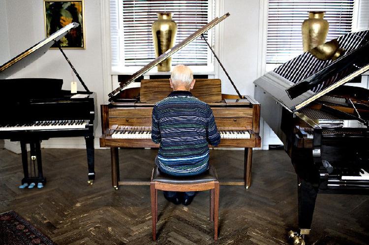Bent Fabricius-Bjerre i sin favoritforretning, Bach Klaver &amp; Flygler, hvor flyglerne er bedre end det, han har derhjemme. 