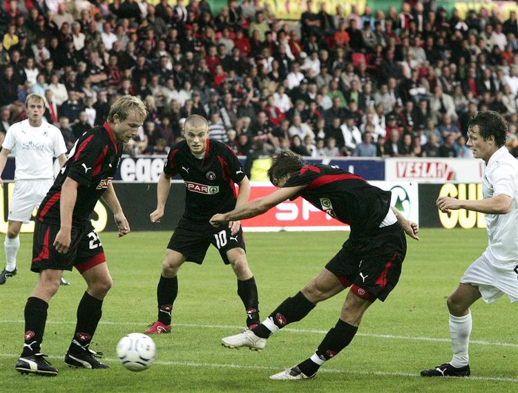 Dadu scorer det forløsende sejrsmål for FC Midtjylland. 