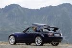 Mazda MX-5 Roadster Coupe er her under forvandling fra lukket til åben. Foto: Mazda 