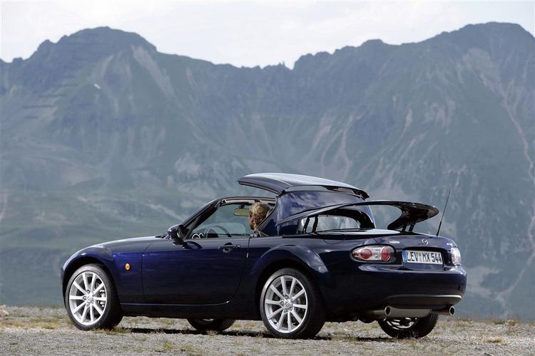 Mazda MX-5 Roadster Coupe er her under forvandling fra lukket til åben. Foto: Mazda 