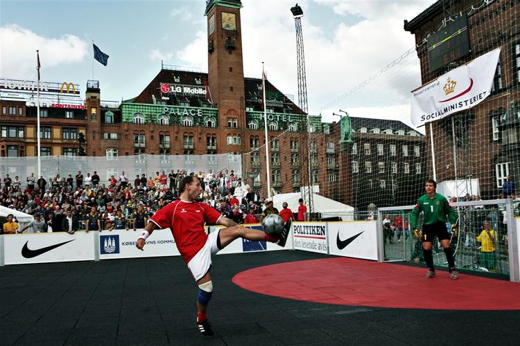 Den danske VM-topscorer Ken Bell Rasmussen skal ramme dagen, hvis danskerne skal videre til semifinalen ved hjemløse-VM 