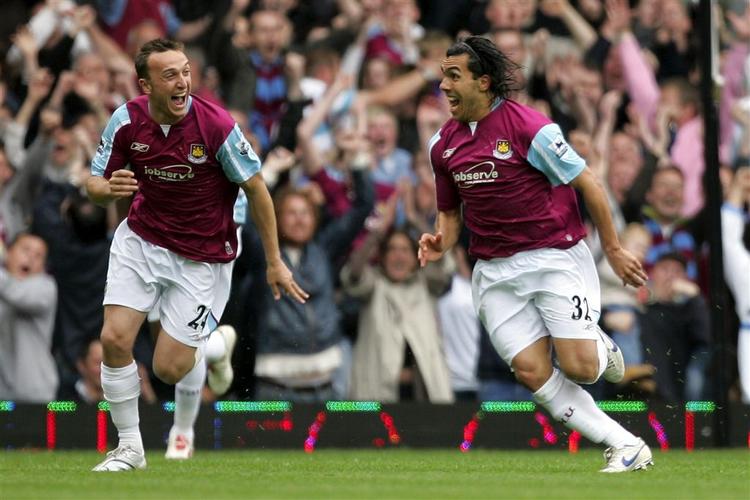 Carlos Tevez skal efter al sansynlighed score mål for Manchester United i næste sæson. 