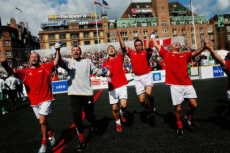 Danskerne er blevet jublet igennem turneringen, men tabte i semifinalen til Polen. Samme opbakning har schweizerne ikke haft, og de er nu officielt VM's dårligste hold 