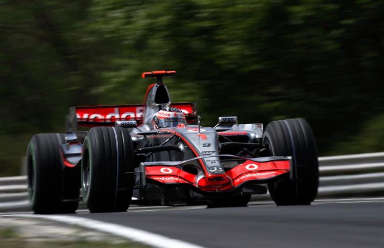 Fernando Alonso under dagens træning i Ungarn, hvor McLaren-køreren sikrede sig pole position på bekostning af holdkammeraten Lewis Hamilton. 