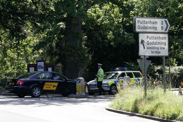 Et område i det engelske grevskab Surrey bliver i øjeblikket finkæmmet for at finde årsagen til udbruddet af mund- og klovsyge. 