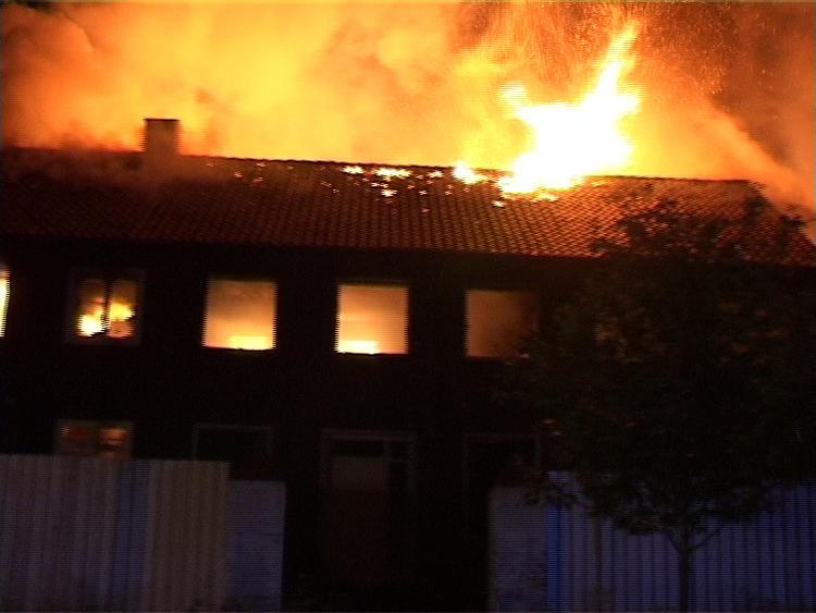 Det var svært for brandvæsnet at få bugt med de store flammer i nat, og bygningen endte da også med at blive total-udbrændt 