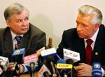 Selvforsvarspartiets leder Andrzej Lepper sammen med Polens præsident Lech President Lech Kaczynski, mens samarbejdet stadig fungerede. President Lech Kaczynskis tvillingebror er regeringschef i den koalition, som Leppers parti nu er ved at forlade. 