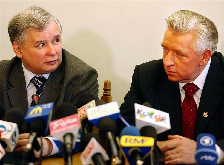 Selvforsvarspartiets leder Andrzej Lepper sammen med Polens præsident Lech President Lech Kaczynski, mens samarbejdet stadig fungerede. President Lech Kaczynskis tvillingebror er regeringschef i den koalition, som Leppers parti nu er ved at forlade. 