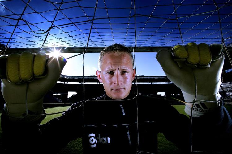 Brøndbymålmanden Casper Ankergren er på vej mod en kontrakt med den engelske traditionsklub Leeds United. 