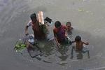 Indbyggere i en landsby i Bangladesh, der er ramt af oversvømmelserne. To tredjedele af Bangladesh er berørt af den stigende vandstand. 