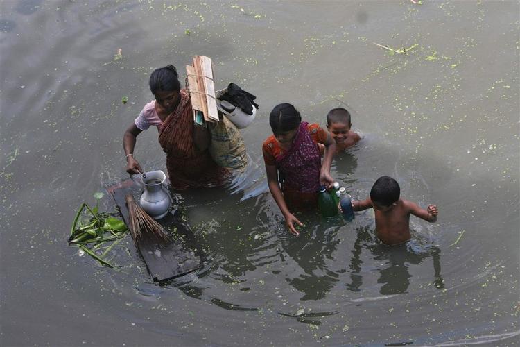 Indbyggere i en landsby i Bangladesh, der er ramt af oversvømmelserne. To tredjedele af Bangladesh er berørt af den stigende vandstand. 