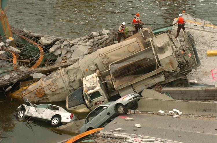 140.000 køretøjer benyttede dagligt motorvejsbroen over Mississippi i byen Minneapolis, før den styrtede sammen. 