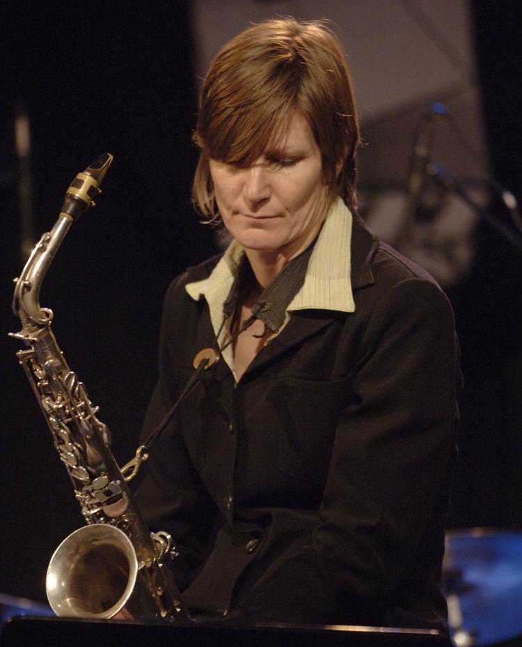 Christina von Bülow er en af de mange gode kræfter, der leverer toner til Vanja Santos' nye cd. 