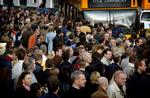 Ventende tog-passagerer ved DSB-erstatningsbusser. 