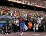 Thierry Henry takker publikum efter sin officielle præsentation i Barcelona. 