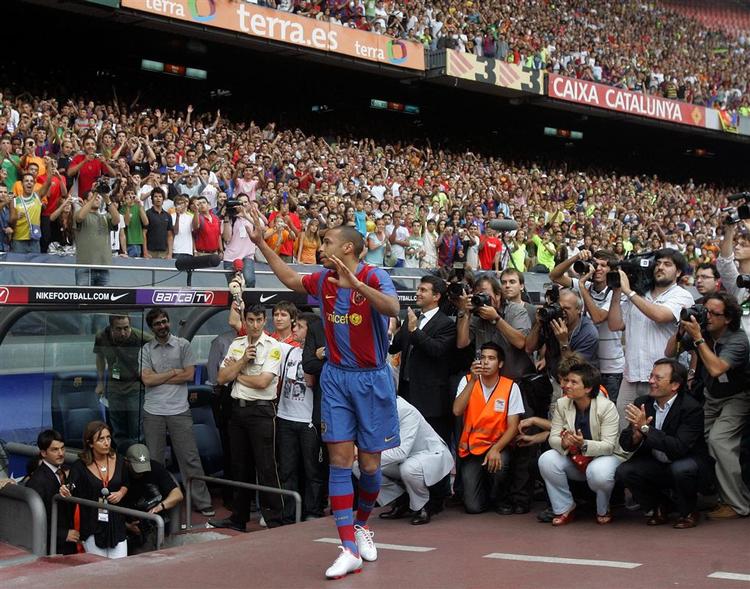 Thierry Henry takker publikum efter sin officielle præsentation i Barcelona. 