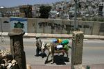 En palæstinenser trækker sit æsel igennem den israelsk styrede del af Hebron. 