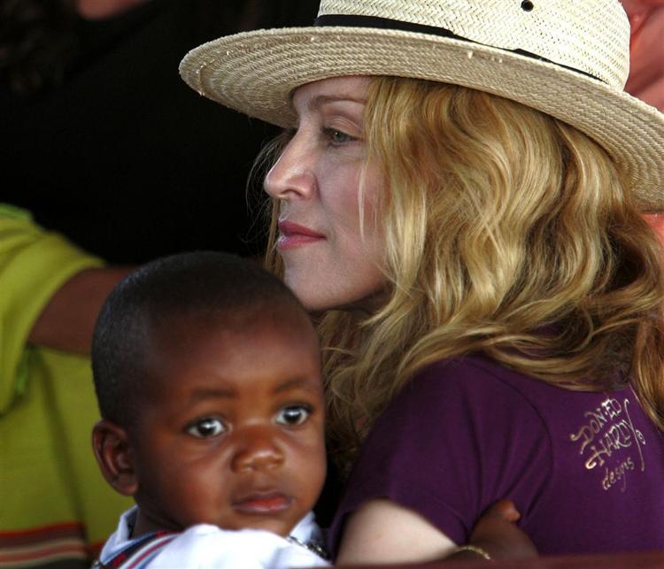 Madonna holder David i sine arme i april på plejecenteret Consol Homes, som hun finansierer i landsbyen Masekese. 