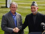 Bush og Hamid Karzai trykker næver efter deres fælles pressekonference. 