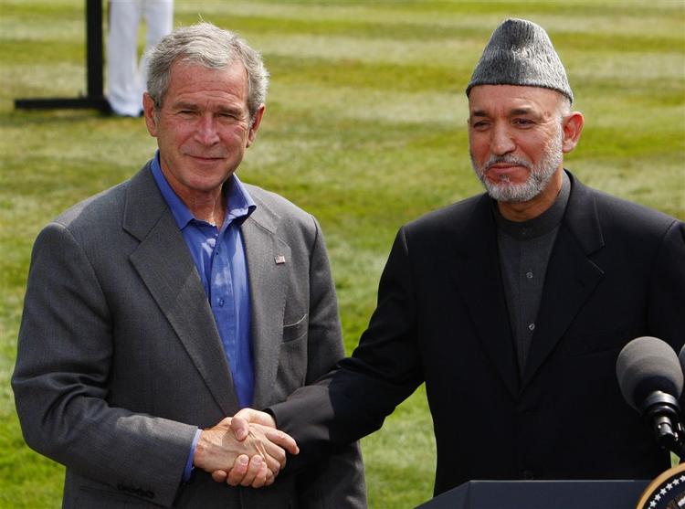 Bush og Hamid Karzai trykker næver efter deres fælles pressekonference. 