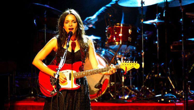 Norah Jones behager med sin kønne stemme, men trænger til at få et par buler i pænheden.  Foto: Mikael Rieck 