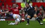 Wayne Rooney kæmper om bolden med West Ham-stjernen Carlos Tevez. 