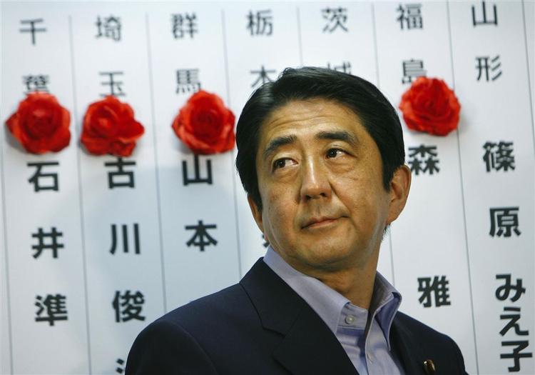 Japans premierminister Shinzo Abe sagde allerede lige efter valget, at han ikke ville forlade sin post. Men han er altså stadig under pres. 