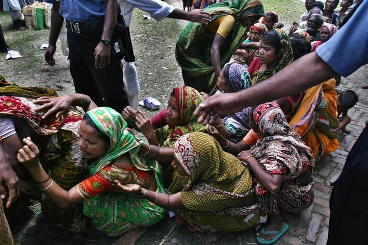 Politi er sat ind for at sikre kontrol med et nødhjælpscenter 50 kilometer nord for hovedstaden Dhaka i Banglladesh. 