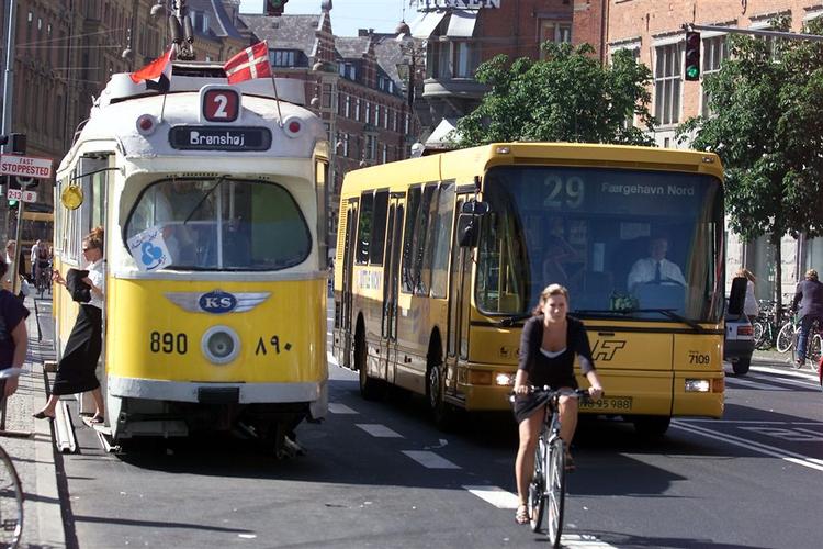 En gammel Düsseldorfer-sporvogn udstillet på Rådhuspladsen i København ved en tidligere lejlighed. 
