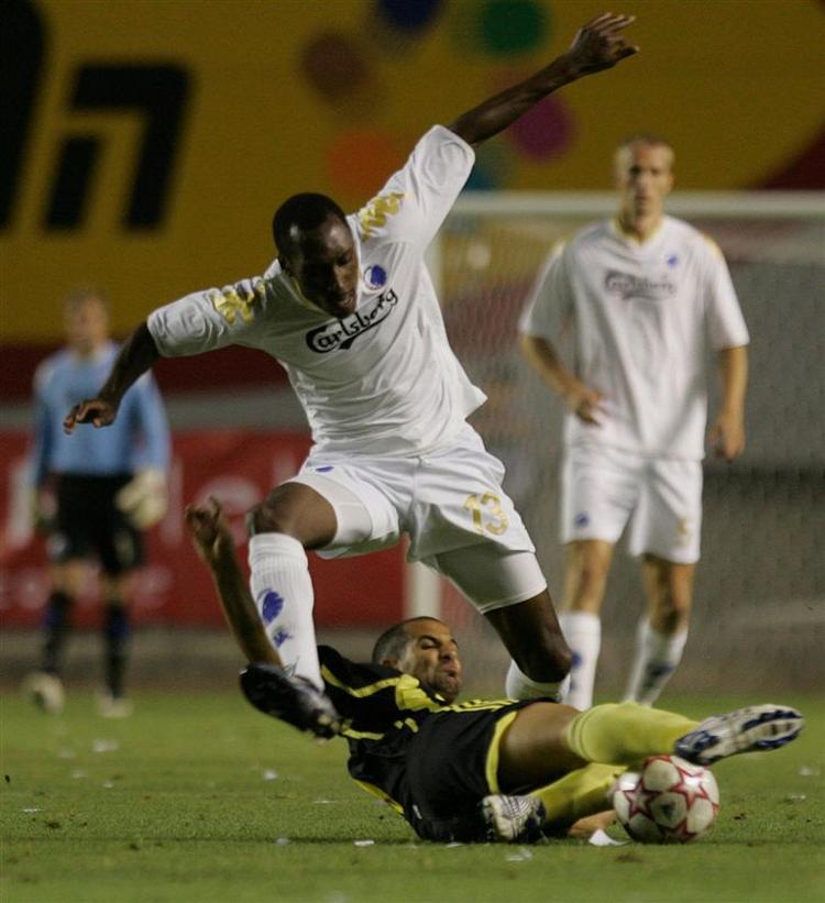 F.C. København måtte kæmpe hårdt for det uafgjorte resultat. Her Atiba Hutchinson. 