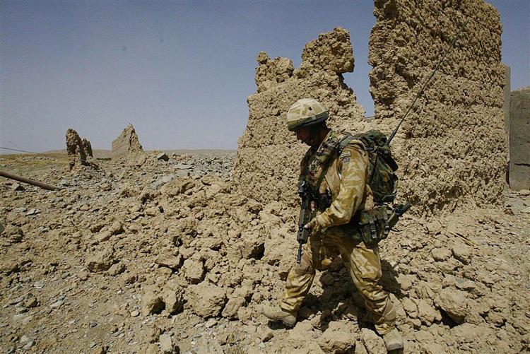 Britisk soldat på patrulje i Helmand. 