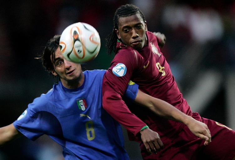 Manuel Fernandes (i rødt) i aktion under sommerens U21-EM i Holland. I 2005 debuterede han på det portugisiske A-landshold. 