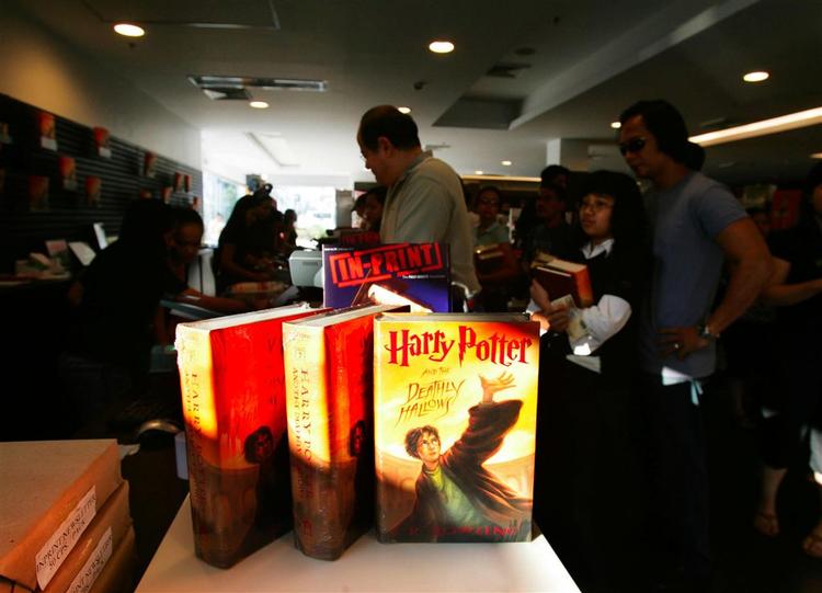 Det er ikke tilladt at offentliggøre egne oversættelser af den nye Harry Potter-bog, har en fransk dreng måttet sande. 