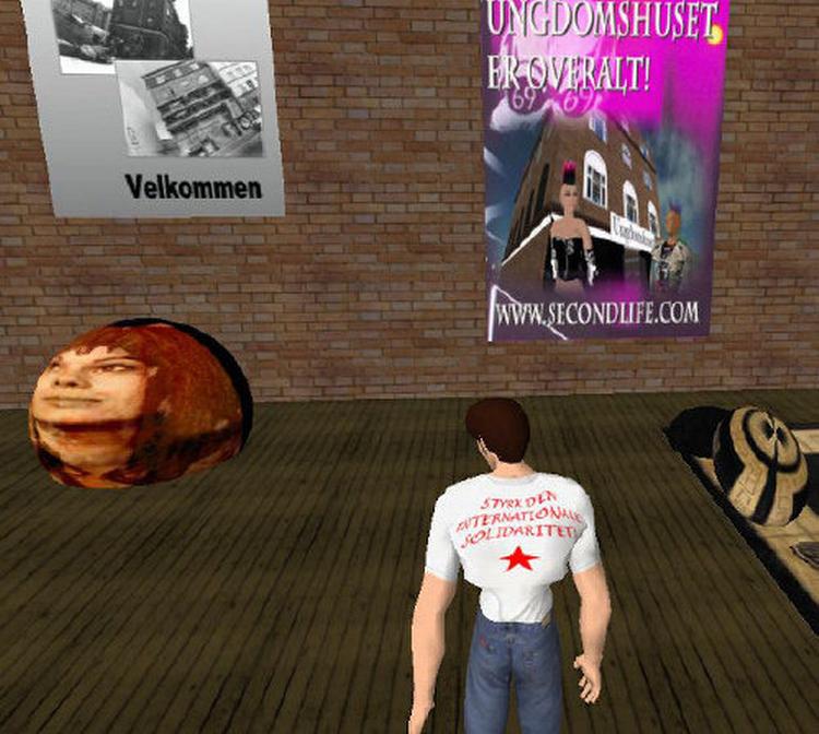 Ungdomshuset i Cyberspace. Hvor er de alle sammen henne? Nå, de er nok ude og ødelægge et eller andet. Men en smart og gratis T-shirt kan man få. Der står ’Stop Anders Fogh’ på maven og ’Styrk den internationale solidaritet’ på ryggen. Sådan en tager deres udsendte straks på. 
