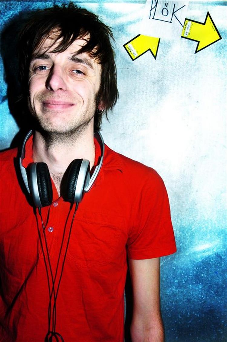 DJ Caine fra Indie Night er en af primus motorerne samt optrædende ved aftenens første omgang Hail Hail klub på Isola. 
