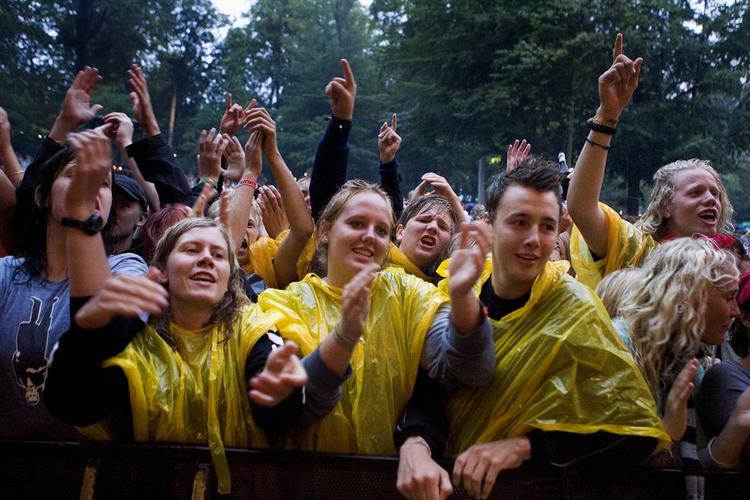 Også sidste år var der regn på Skanderborg Festival - her ses et regnvådt publikum til Kashmir. 