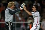 Bayern Münchens målmand, Oliver Kahn, den nyindkøbte angriber Miroslav Klose og de øvrige Bayern-stjerner skal tage sig sammen i Bundesligaen, der starter fredag aften. Det vil være en fiasko, hvis klubben igen i denne sæson trods spillerindkøb for en halv milliard kroner ikke kvalificerer sig til Champions League. 
