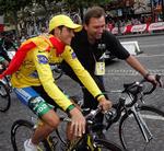 Contador i selskab med sportschef Bruyneel i Paris. 