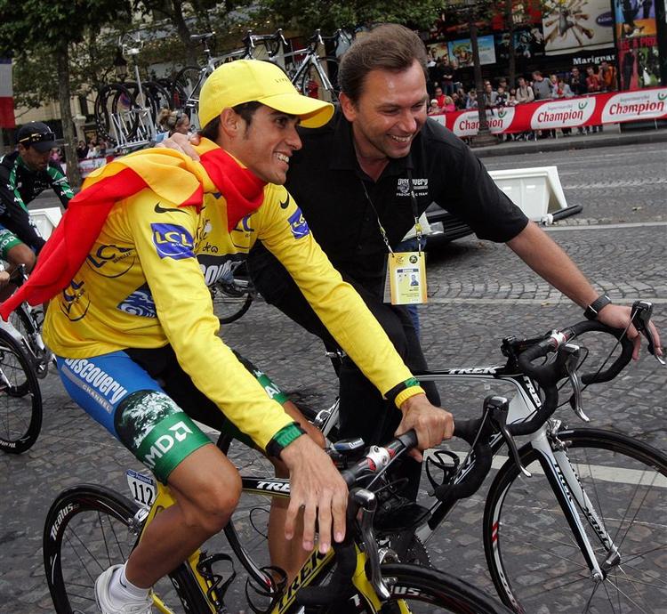 Contador i selskab med sportschef Bruyneel i Paris. 