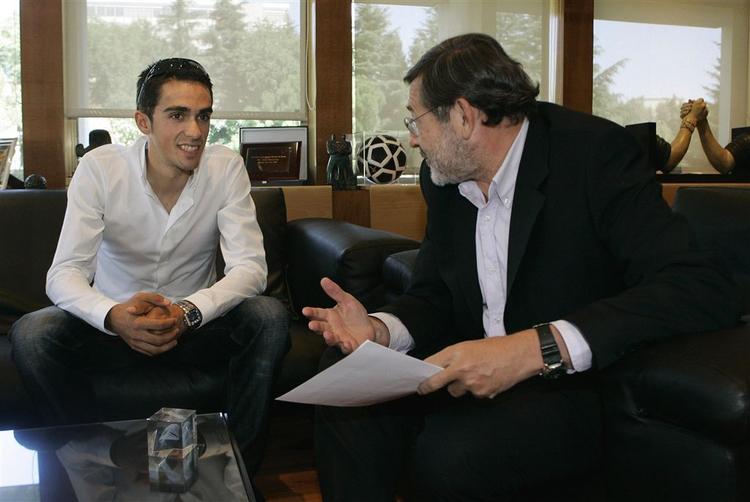 Alberto Contador sammen med Spaniens sportsminister Jaime Lissavetzky umiddelbart inden pressemødet, hvor han erklærede, at han aldrig har taget doping. 