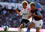 Martin Laursen kæmper med Liverpools Dirk Kuyt om bolden. Danskeren var uheldig at score i eget net i kampen, som Aston Villa tabte 2-1. 