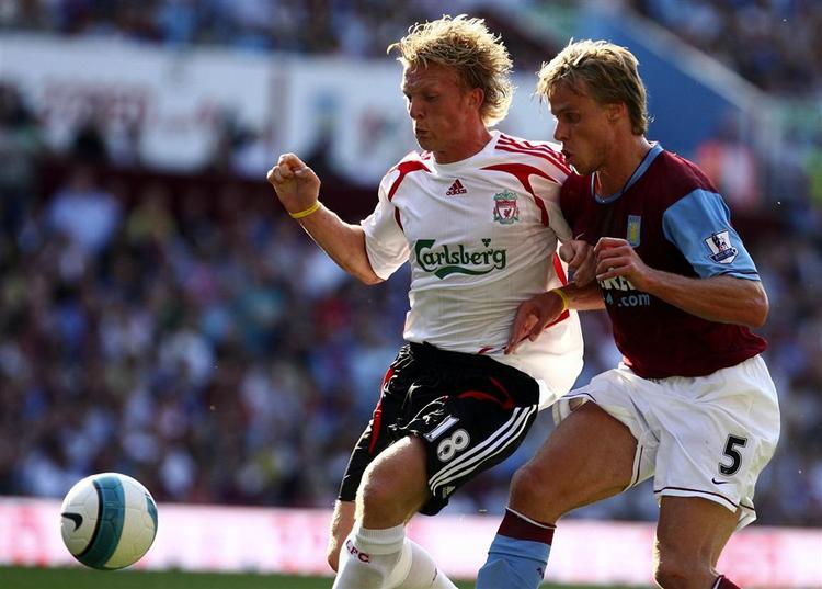 Martin Laursen kæmper med Liverpools Dirk Kuyt om bolden. Danskeren var uheldig at score i eget net i kampen, som Aston Villa tabte 2-1. 