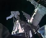 Den canadiske astronaut Dave Williams arbejder uden for rumfærgen 'Endeavour' på en rumvandring. 