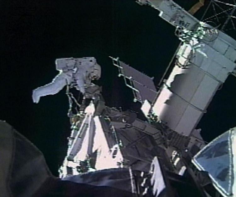 Den canadiske astronaut Dave Williams arbejder uden for rumfærgen 'Endeavour' på en rumvandring. 